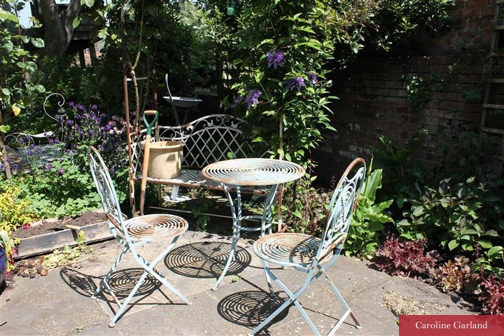 New Vintage look reflected by iron arbour seat, table and chairs